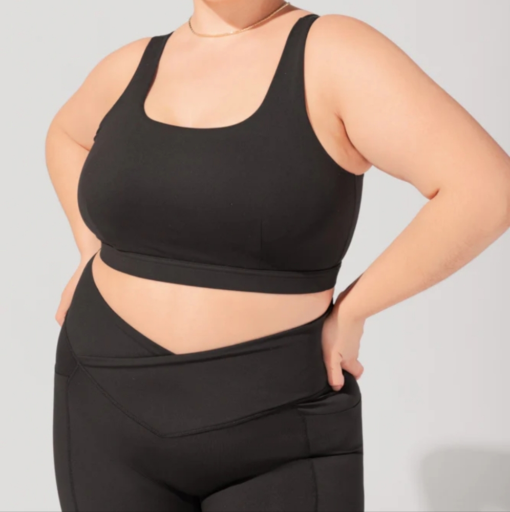 POPFLEX Black Scoop Neck Sports Bra